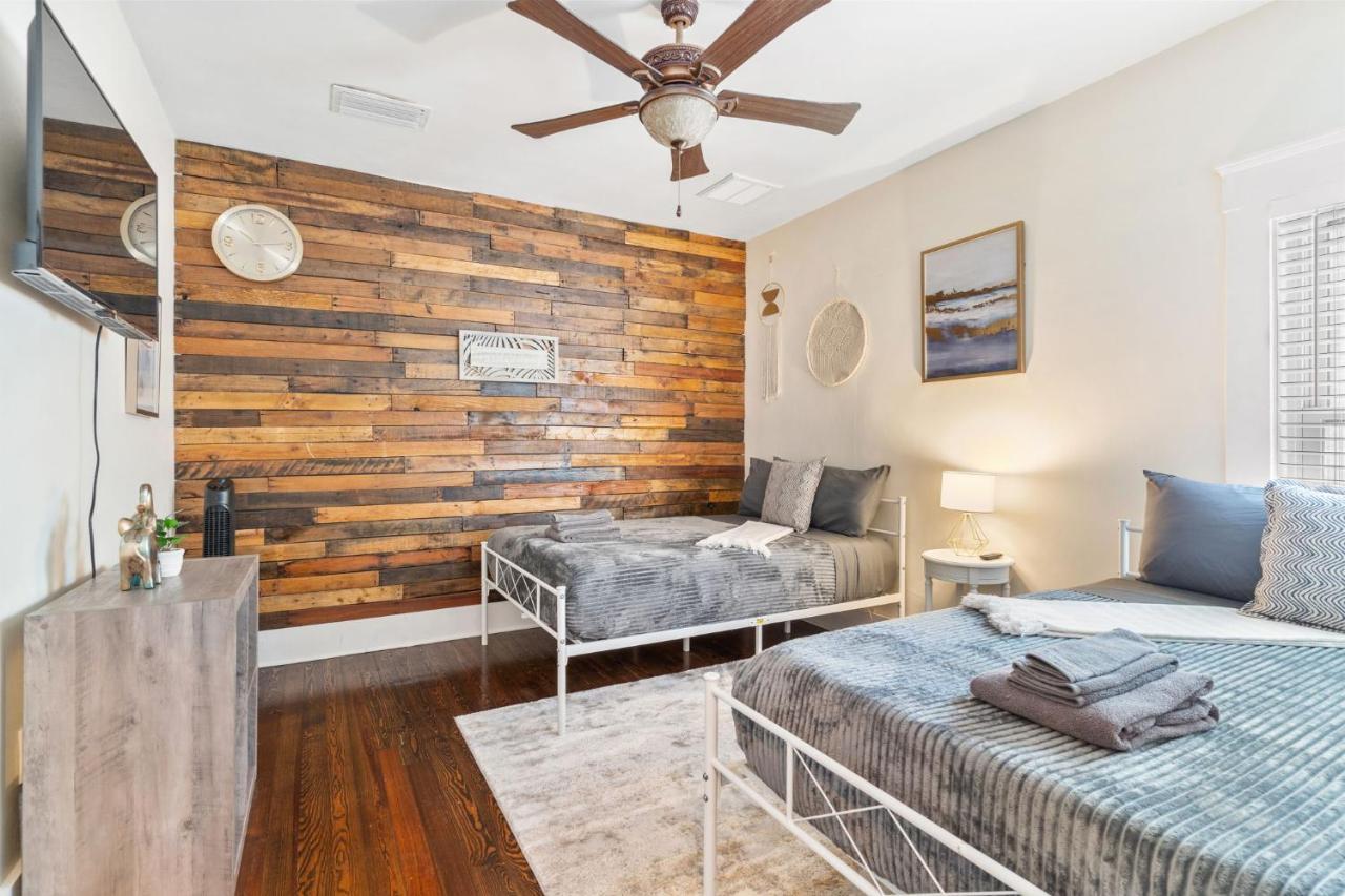Four Different Options At One Great Location-- 1 - Spacious 3 Bed 2 Bath House Or 2- 2Nd Floor 2 Bed 1 Bath Guesthouse Or 3- 1St Floor Studio Or 3- A Tiny Home Rv Tampa Exterior photo