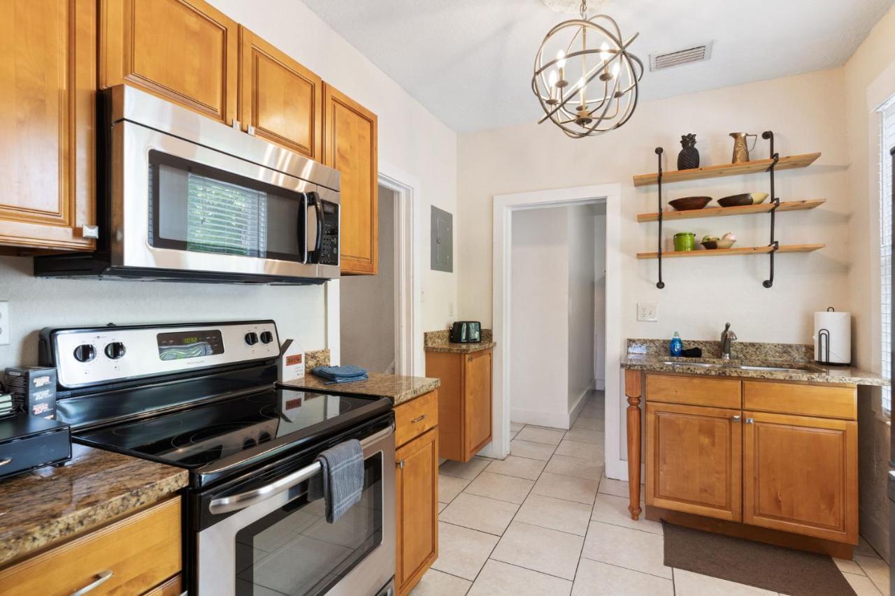 Four Different Options At One Great Location-- 1 - Spacious 3 Bed 2 Bath House Or 2- 2Nd Floor 2 Bed 1 Bath Guesthouse Or 3- 1St Floor Studio Or 3- A Tiny Home Rv Tampa Exterior photo