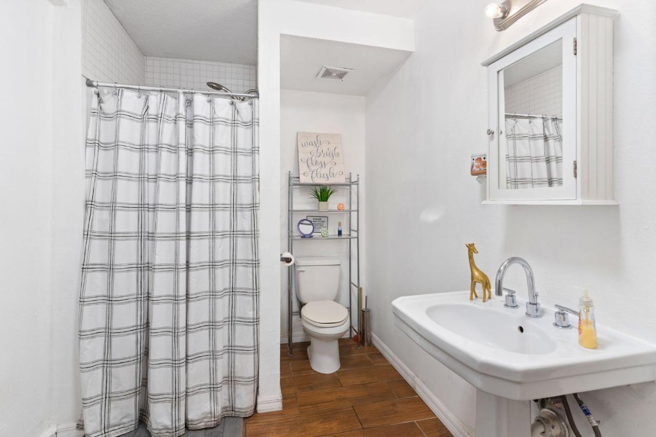 Four Different Options At One Great Location-- 1 - Spacious 3 Bed 2 Bath House Or 2- 2Nd Floor 2 Bed 1 Bath Guesthouse Or 3- 1St Floor Studio Or 3- A Tiny Home Rv Tampa Exterior photo