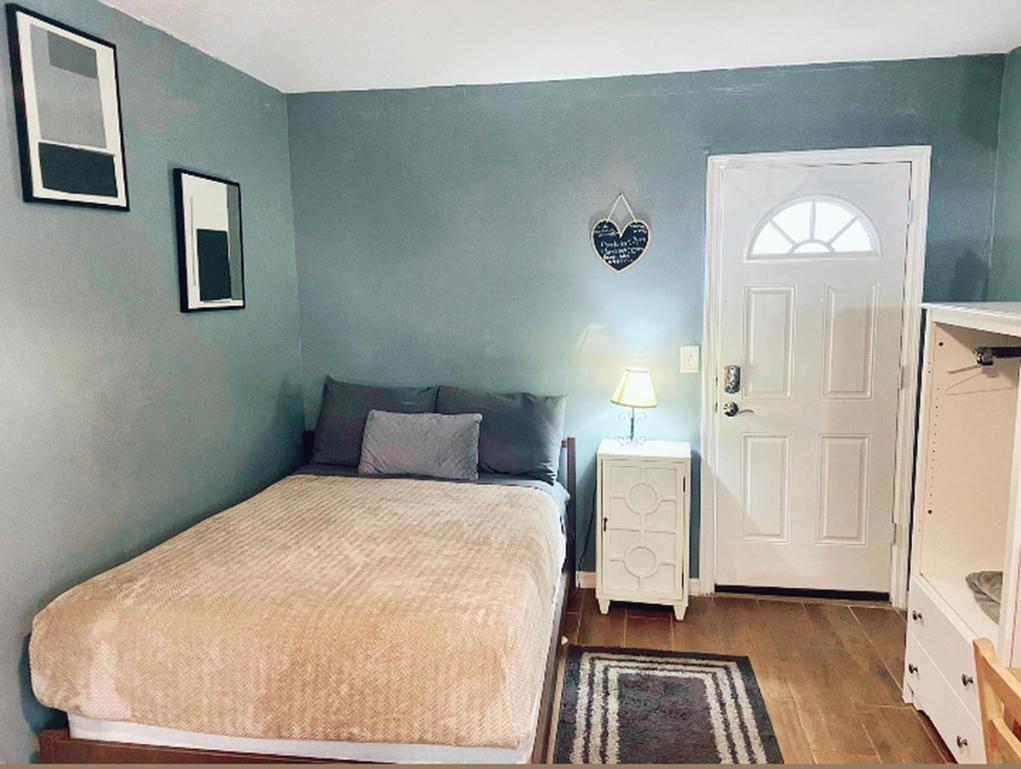 Four Different Options At One Great Location-- 1 - Spacious 3 Bed 2 Bath House Or 2- 2Nd Floor 2 Bed 1 Bath Guesthouse Or 3- 1St Floor Studio Or 3- A Tiny Home Rv Tampa Exterior photo